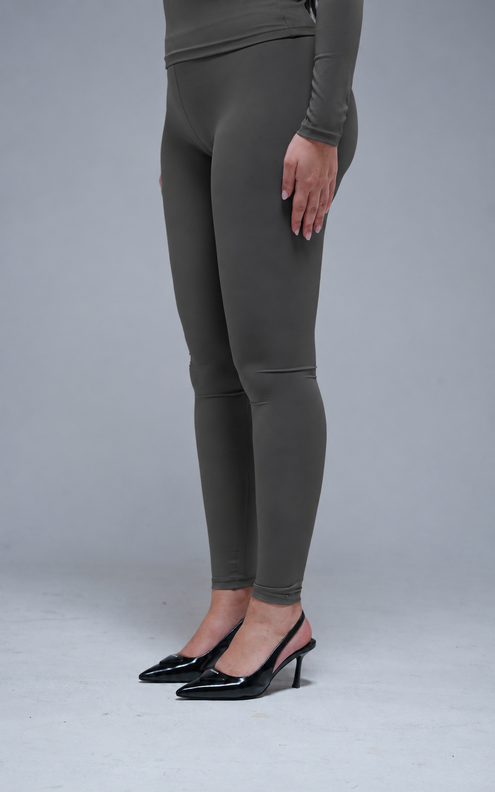 Essential bottom (gray)