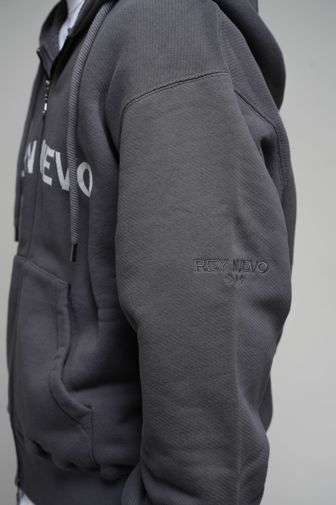 REYNUEVO SILVER ZIPPER HOODIE