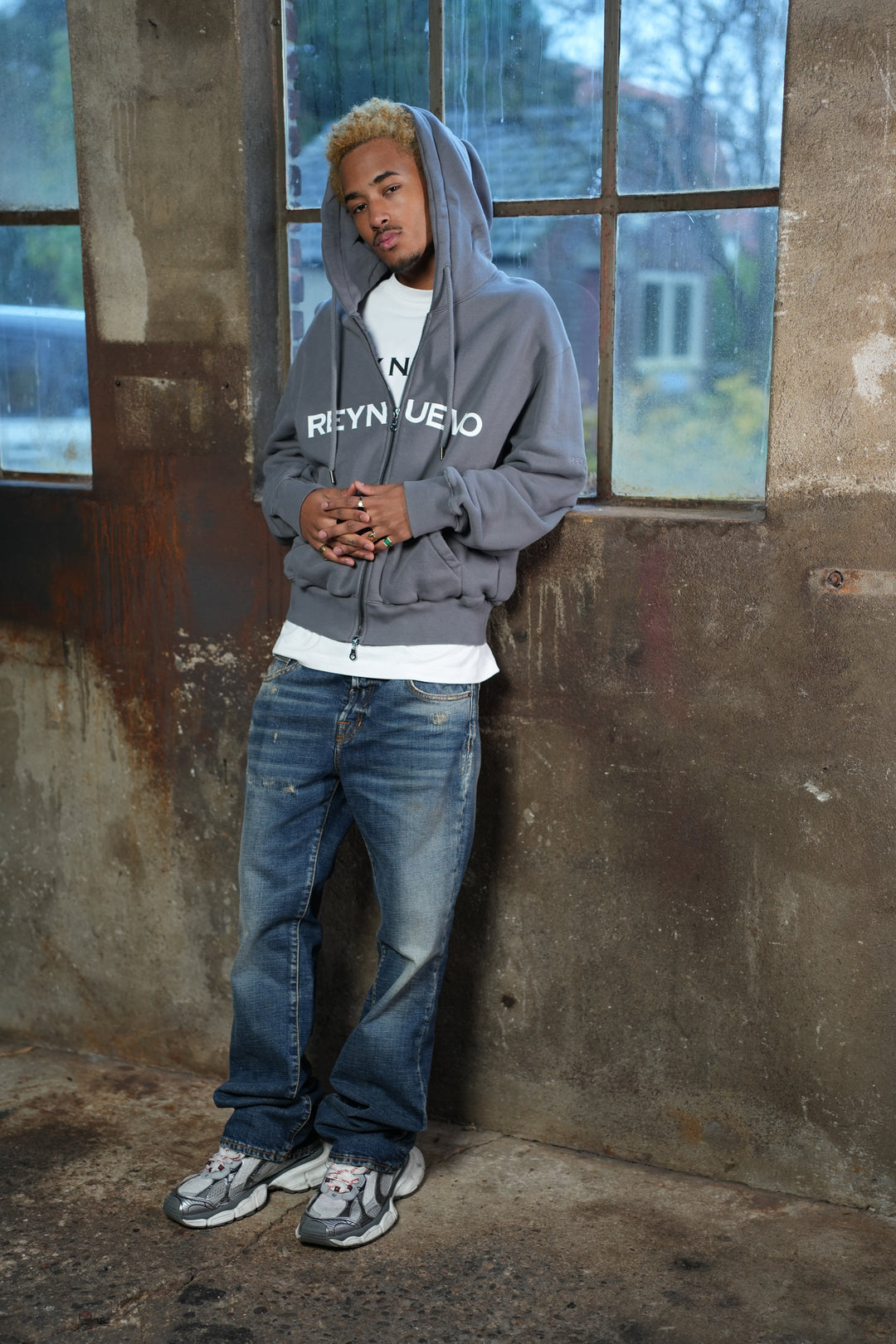 REYNUEVO SILVER ZIPPER HOODIE
